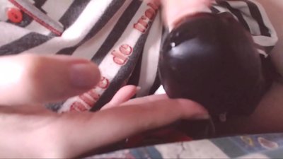 Coj tus qaib dub loj no rau hauv koj lub qhov ncauj me qhev